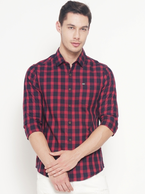 

The Indian Garage Co Men Magenta & Black Slim Fit Checked Casual Shirt
