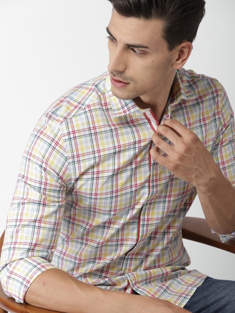 

INVICTUS Men White & Red Slim Fit Checked Casual Shirt