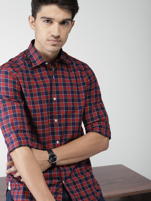 

INVICTUS Men Navy Blue & Red Regular Fit Checked Casual Shirt
