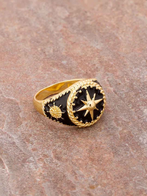 

Dare by Voylla Men Gold-Toned & Black Textured Ring
