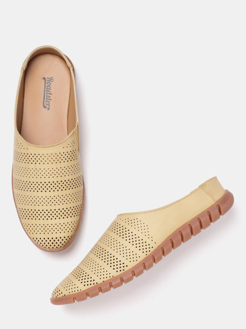 

Roadster Men Beige Comfort Sandals