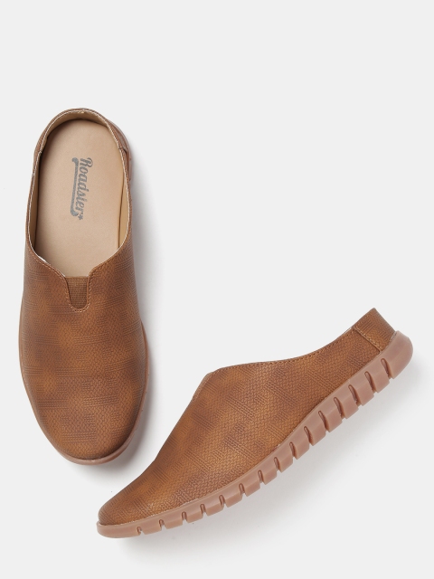 

Roadster Men Brown Textured Shoe-Style Sandals