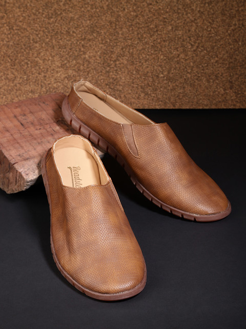 

Roadster Men Brown Textured Shoe-Style Sandals