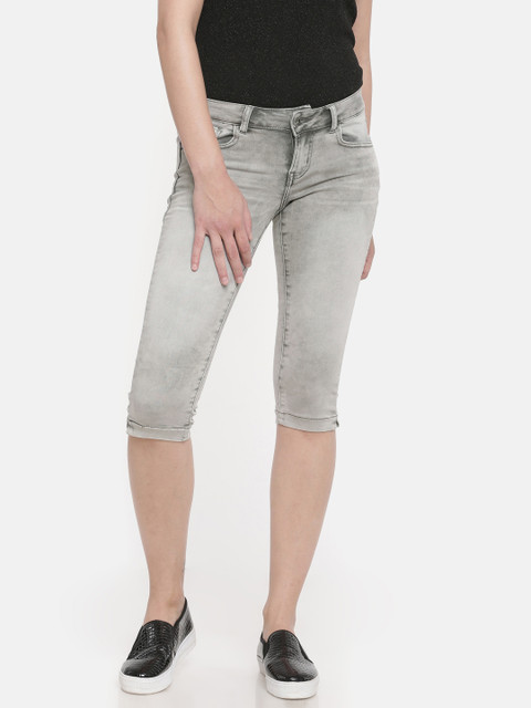 

Deal Jeans Women Grey Solid Skinny Fit Capris