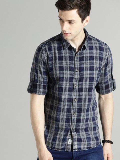 

Roadster Men Grey & Blue Regular Fit Checked Casual Shirt