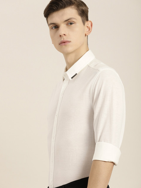 

INVICTUS Men White Knitted Slim Fit Solid Smart Casual Shirt