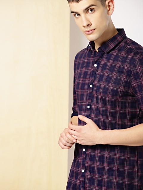 

INVICTUS Men Navy Blue & Pink Knitted Slim Fit Checked Smart Casual Shirt