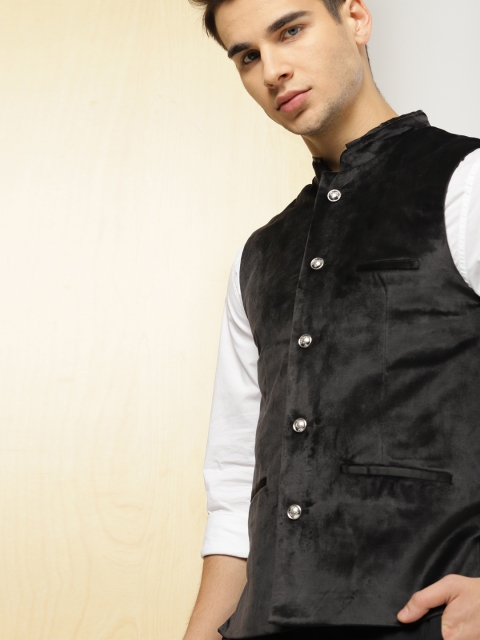 

INVICTUS Men Black Solid Slim Fit Single-Breasted Velvet Waistcoat