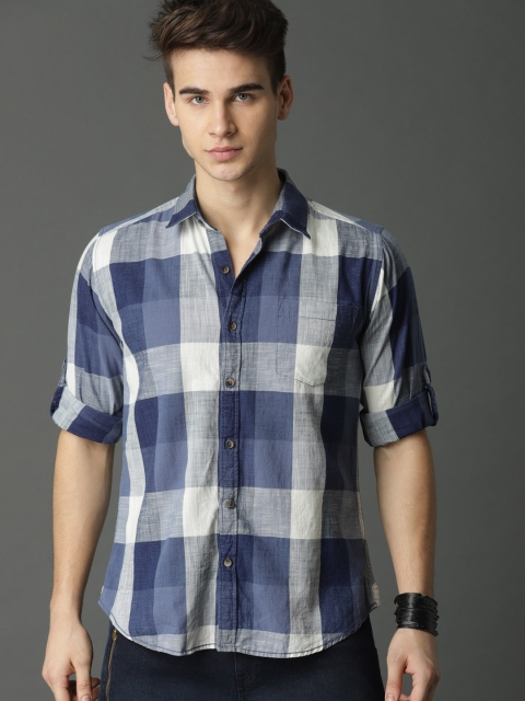 

Roadster Men Blue & Off-White Regular Fit Checked Casual Shirt