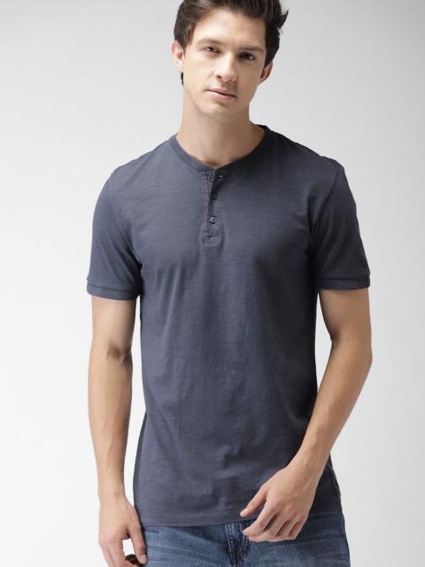 

Celio Men Navy Blue Solid Henley Neck T-shirt
