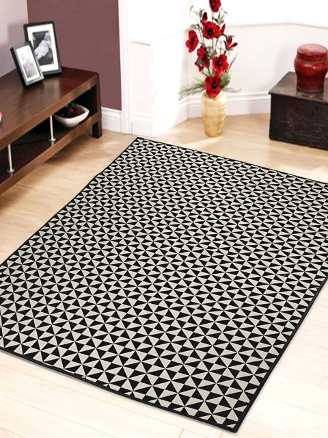 

Saral Home Black & Beige Geometic Print Carpet