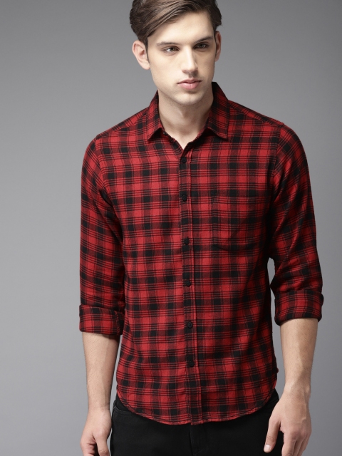 

HERE&NOW Men Black & Red Regular Fit Checked Casual Shirt