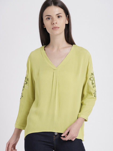 

Chemistry Women Green Printed Top