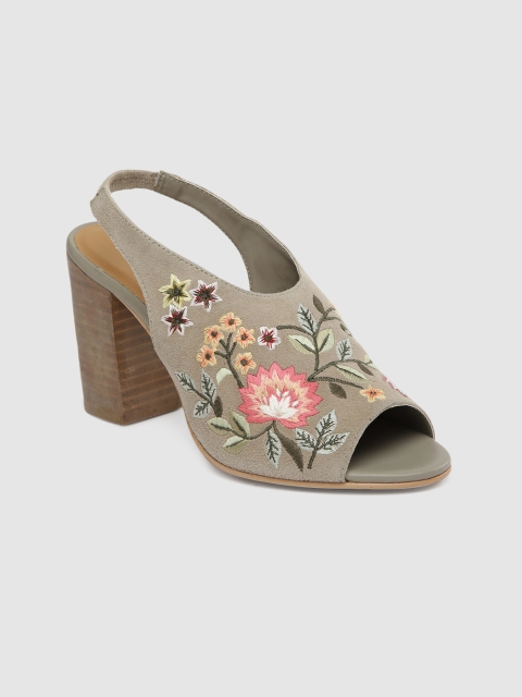 

Vero Moda Women Beige Embroidered Mules