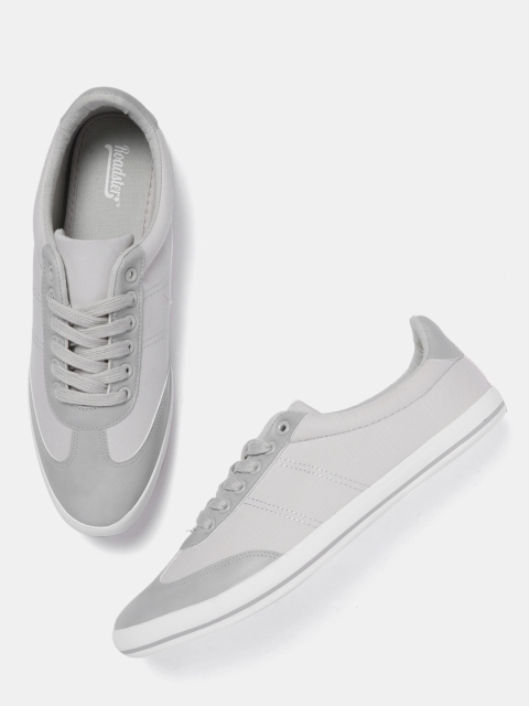 

Roadster Men Grey Sneakers