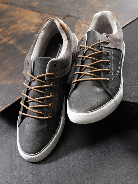 

Roadster Men Grey Sneakers