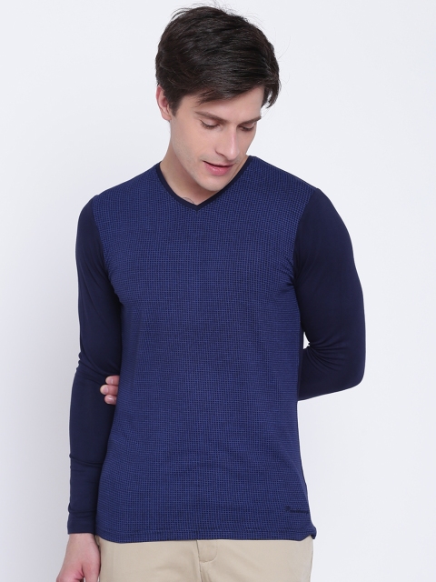 

Blackberrys Men Navy Blue Checked V-Neck T-shirt