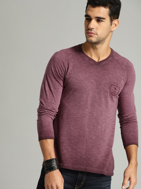 

Roadster Men Mauve Solid V-Neck T-shirt