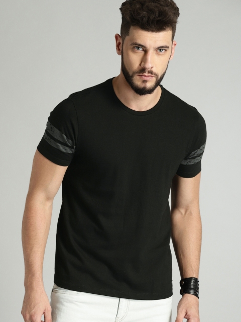 

Roadster Men Black Solid Round Neck T-shirt