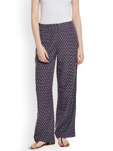 

Oxolloxo Women Black & White Regular Fit Printed Regular Trousers