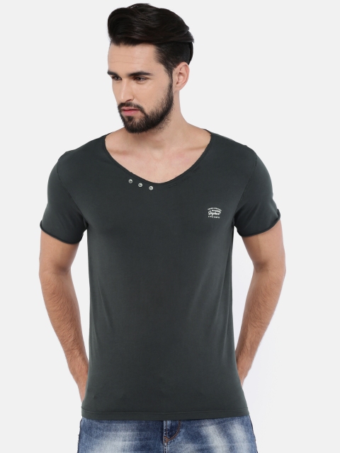

SPYKAR Men Charcoal Grey Solid V-Neck Pure Cotton T-shirt