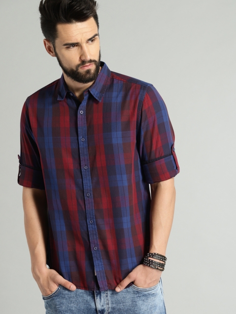 

Roadster Men Red & Navy Blue Regular Fit Checked Casual Shirt