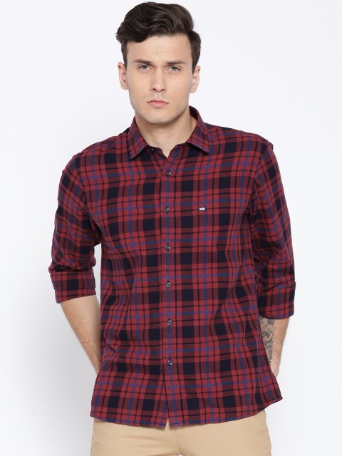 

Arrow Sport Men Maroon & Navy Blue Slim Fit Checked Casual Shirt