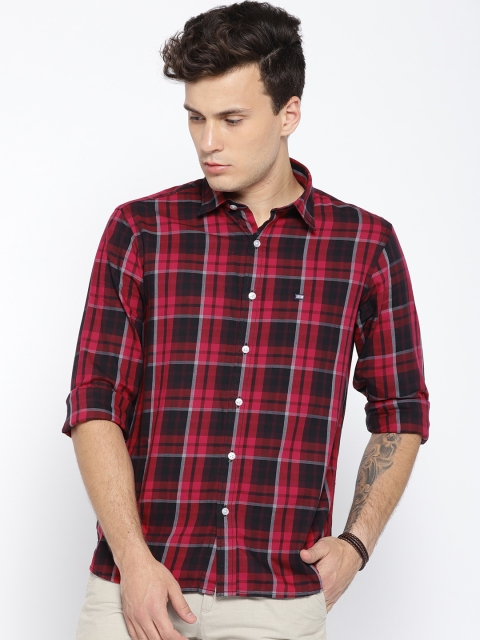 

Arrow Sport Men Red & Black Slim Fit Checked Casual Shirt