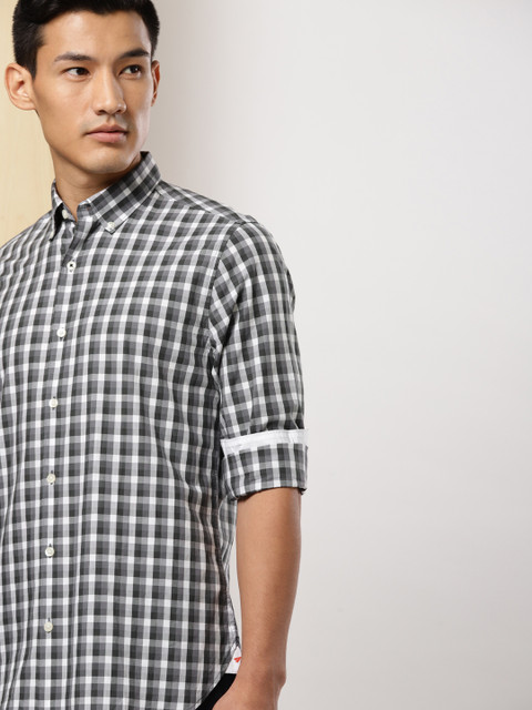 

INVICTUS Men Grey & White Slim Fit Checked Casual Shirt