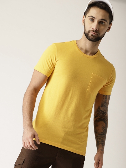 

United Colors of Benetton Men Yellow Solid Round Neck T-shirt