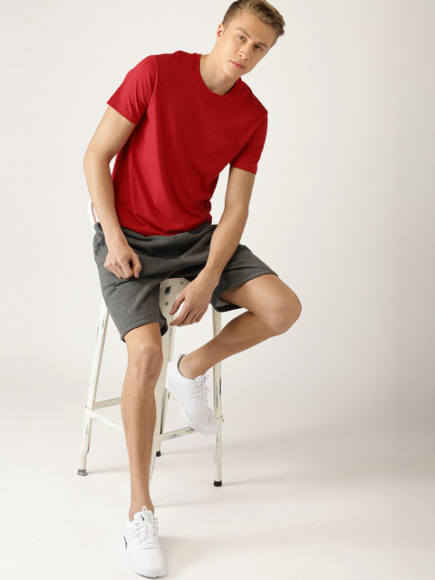 

United Colors of Benetton Men Red Solid Round Neck T-shirt