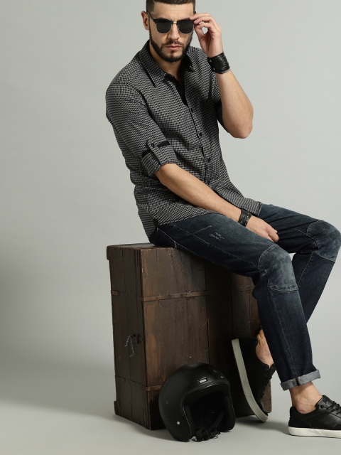 

Roadster Men Grey & Black Regular Fit Checked Casual Shirt