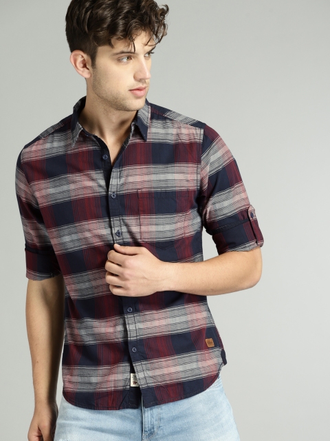 

Roadster Men Maroon & Navy Regular Fit Checked Casual Shirt