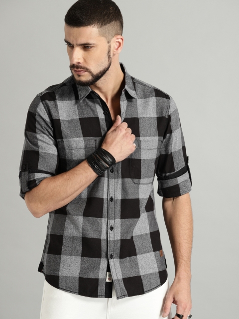 

Roadster Men Grey & Black Regular Fit Checked Casual Shirt