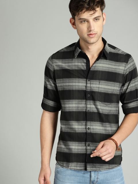 

Roadster Men Black & Grey Regular Fit Checked Casual Shirt