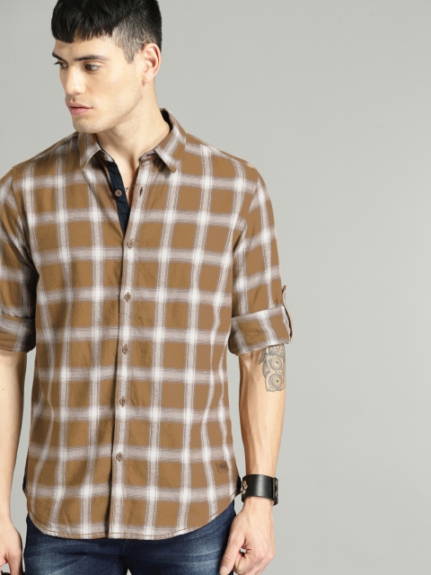 

Roadster Men Brown & Off-White Regular Fit Checked Casual Shirt