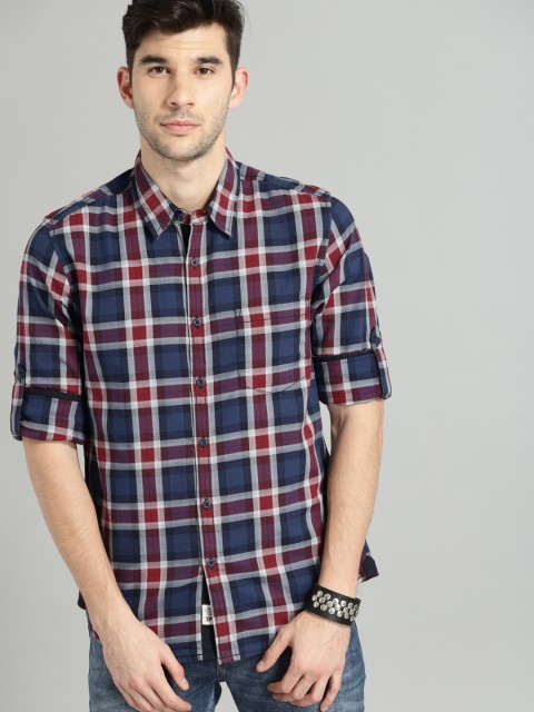

Roadster Men Navy Blue & Red Regular Fit Checked Casual Shirt