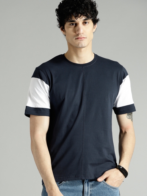 

Roadster Men Navy Blue Solid Round Neck T-shirt