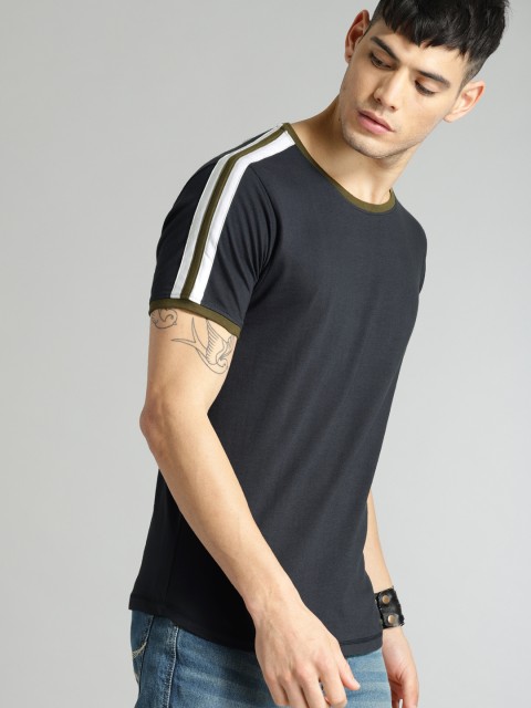 

Roadster Men Navy Blue Solid Round Neck T-shirt