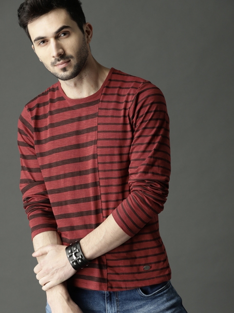 

Roadster Men Rust Striped Round Neck T-shirt