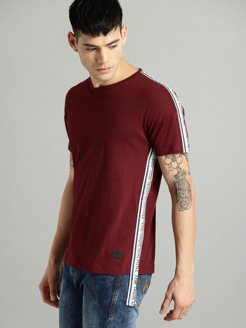 

Roadster Men Maroon Solid Round Neck T-shirt