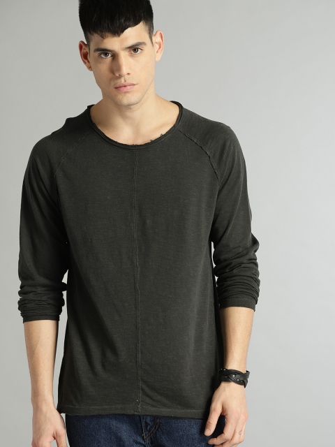 

Roadster Men Black Solid Round Neck T-shirt