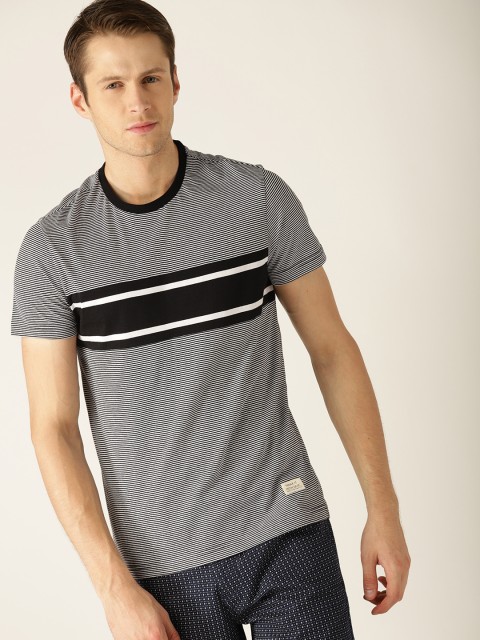 

United Colors of Benetton Men Black & White Striped Round Neck T-shirt