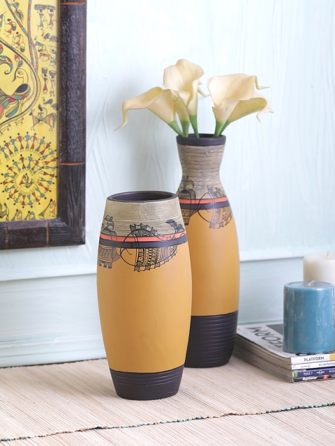 

VarEesha Unisex Set of 2 Mustard & Off-White Terracotta Vases