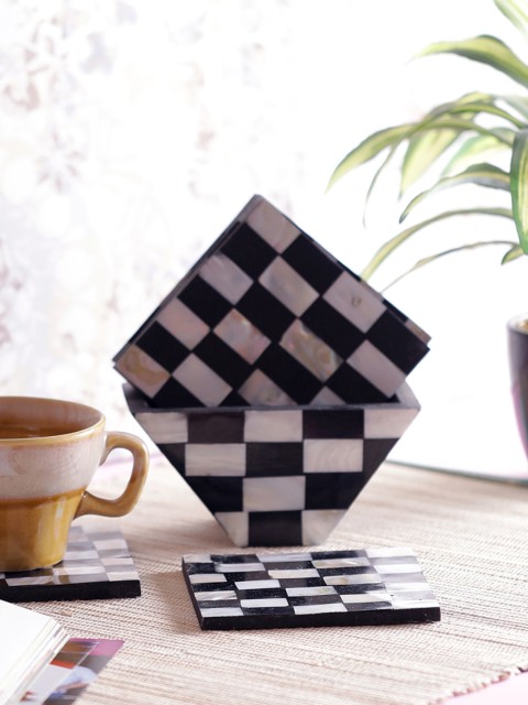 

VarEesha Off-White & Black Set Of 6 Chess Designed Sea Shells Coaster Set