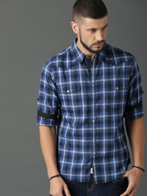 

Roadster Men Blue & White Regular Fit Checked Casual Shirt