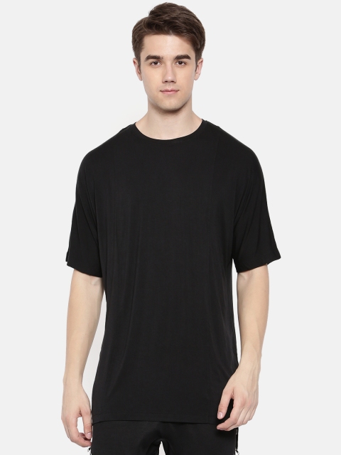 

SKULT by Shahid Kapoor Men Black Solid Round Neck T-shirt