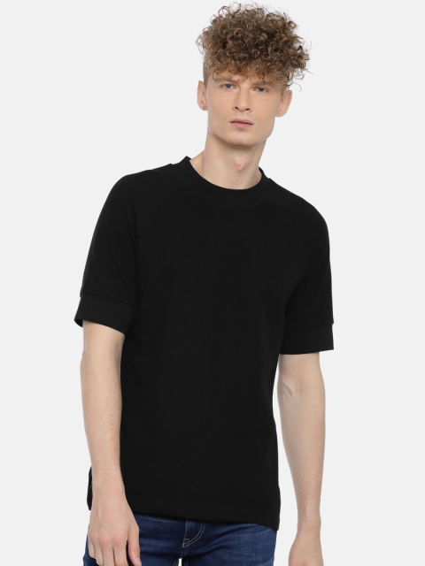 

SKULT by Shahid Kapoor Men Black Solid Round Neck T-shirt