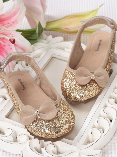 

Walktrendy Girls Gold-Toned Solid Ballerinas