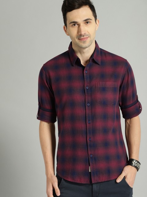 

Roadster Men Maroon & Navy Blue Regular Fit Checked Casual Shirt